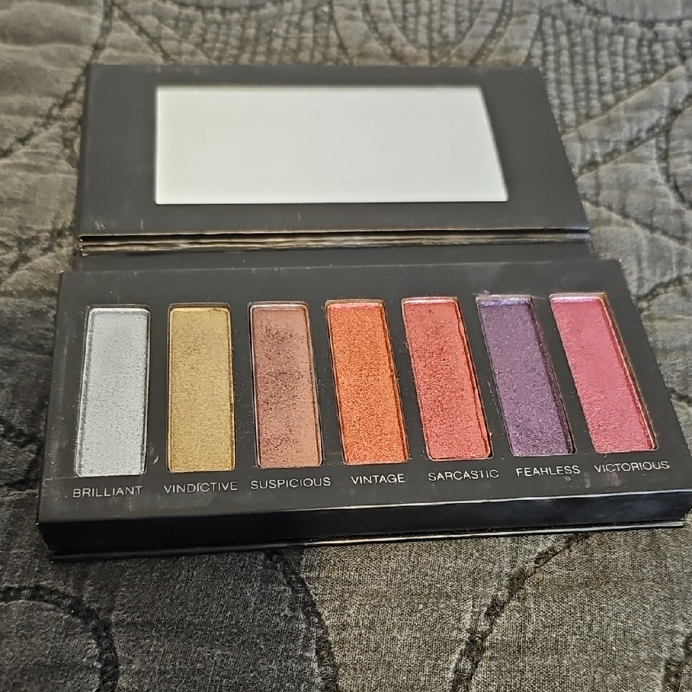 Younique Eyeshadow Palette - Brilliant Silver to Victorious Pink